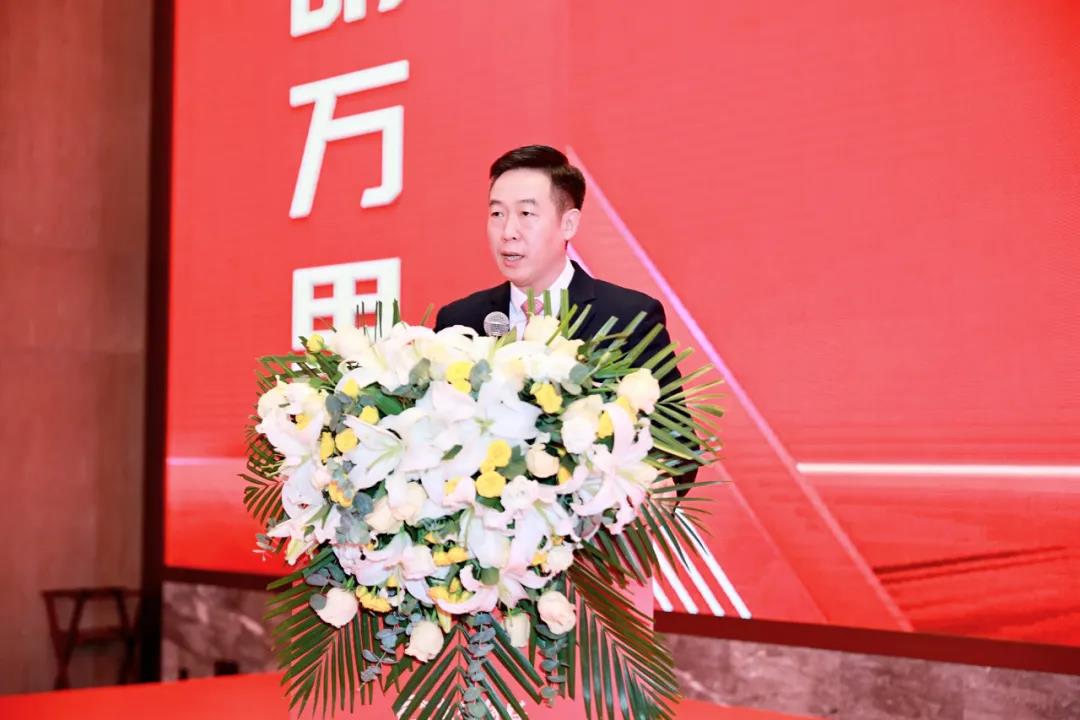 美麗中國·光明萬里行公益活動(dòng)發(fā)起人、中國燈飾報(bào)總編、中亞照明設(shè)計(jì)研究院院長、眾衡控股集團(tuán)董事長 歐元春.jpg